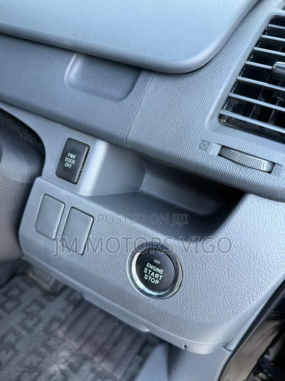 Toyota Noah 2.0 143hp FWD (8 Seater) 2009 Black