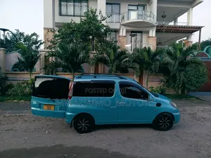 Toyota Fun Cargo 2000 Blue