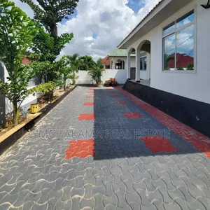 3bdrm House in Yusuph Mchakama, Kinyerezi for sale