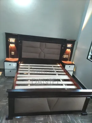 Kitanda 5 Kwa 6 Brown Color Na Bedsides Mbili Za Taa