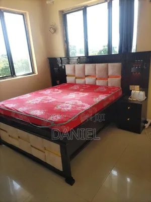 Kitanda Cha Mbao 5 Kwa 6 Na Bedside Mbili