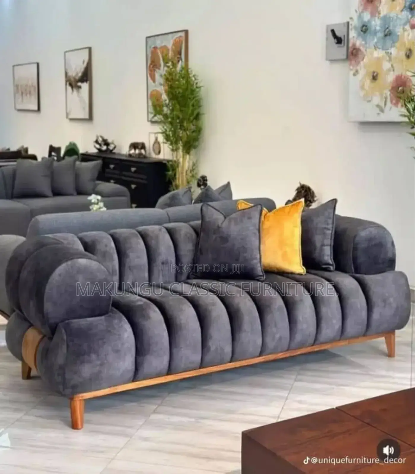 Luxurious Sofa La Watu Watatu