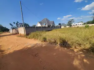 Kiwanja Kinauzwa Wazo Mashamba Ya Jeshi
