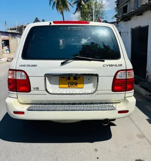 Toyota Land Cruiser 2001 White