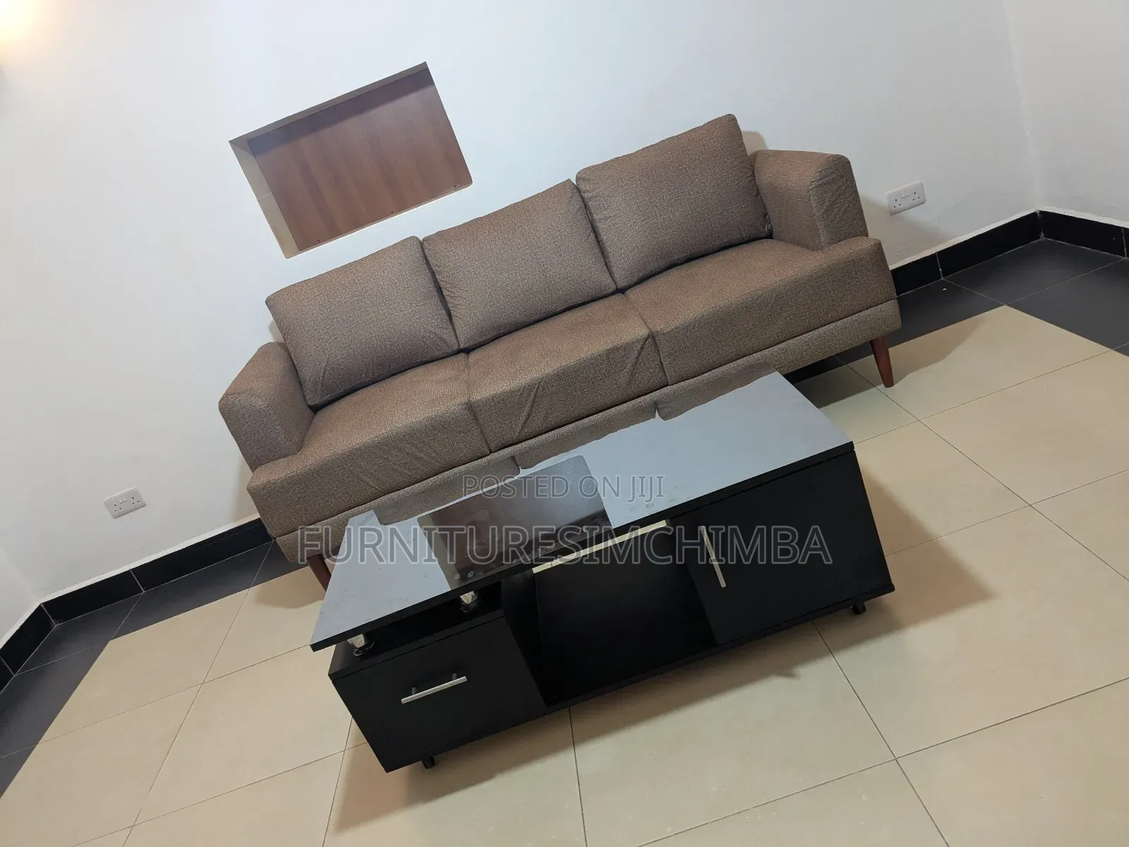 Sofa Watu Wa3, Na Coffee Table