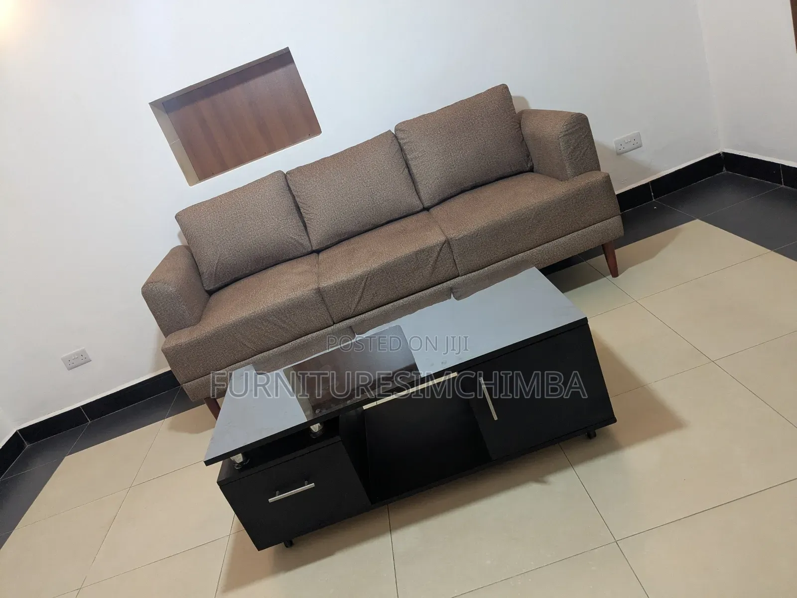 Sofa Watu Wa3, Na Coffee Table