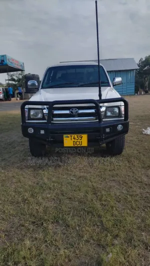 Toyota Hilux 2003 White