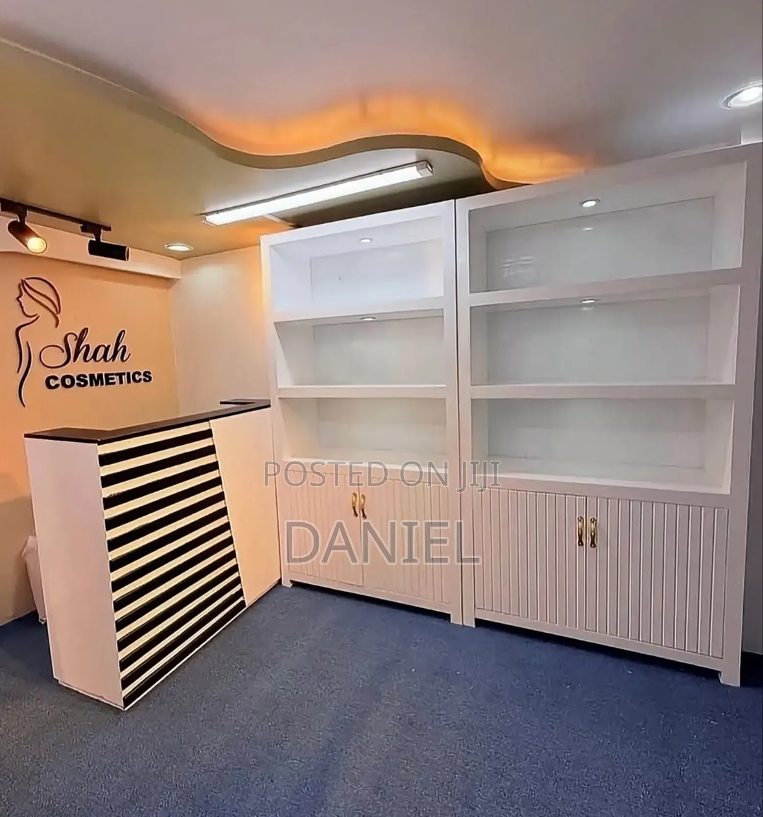 Reception Table Na Shelves Za Duka White Color
