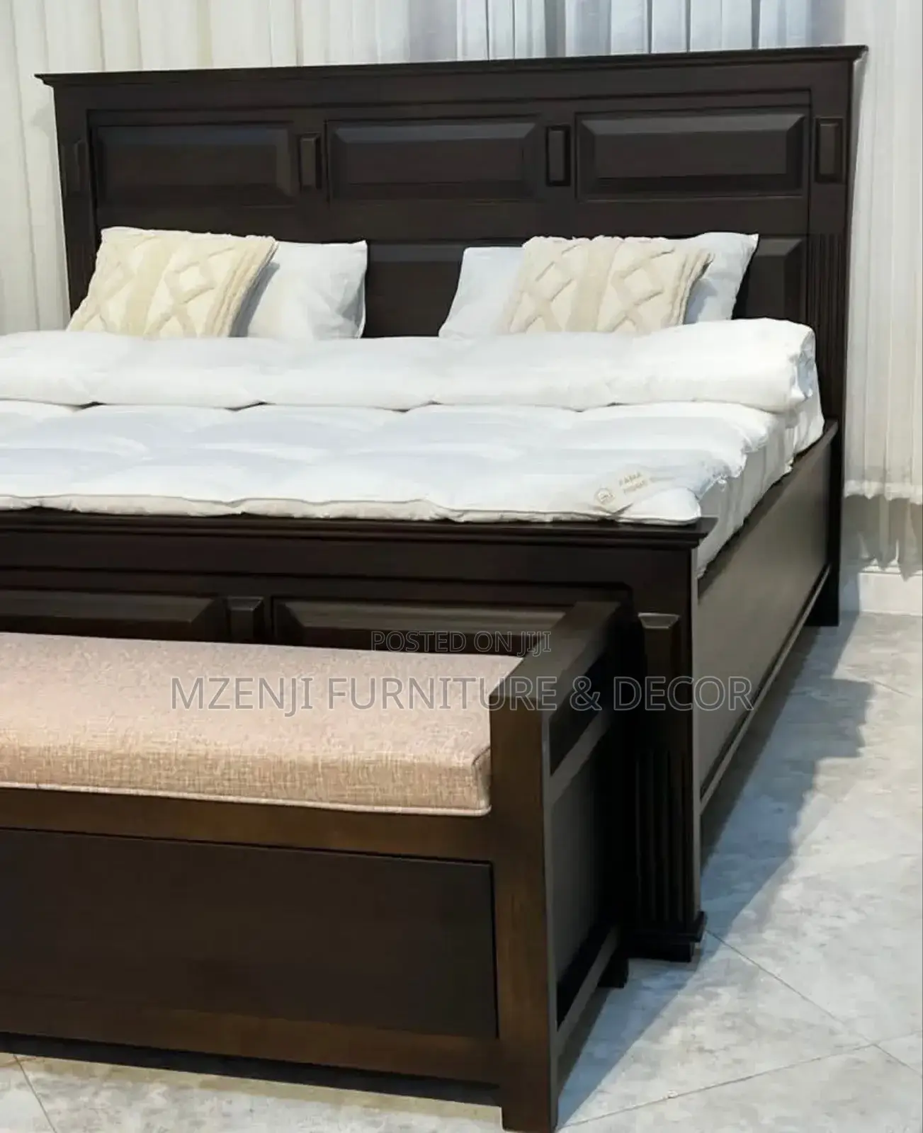 Kitanda Cha Mbao Kigumu Na Benchi Sofa Yake
