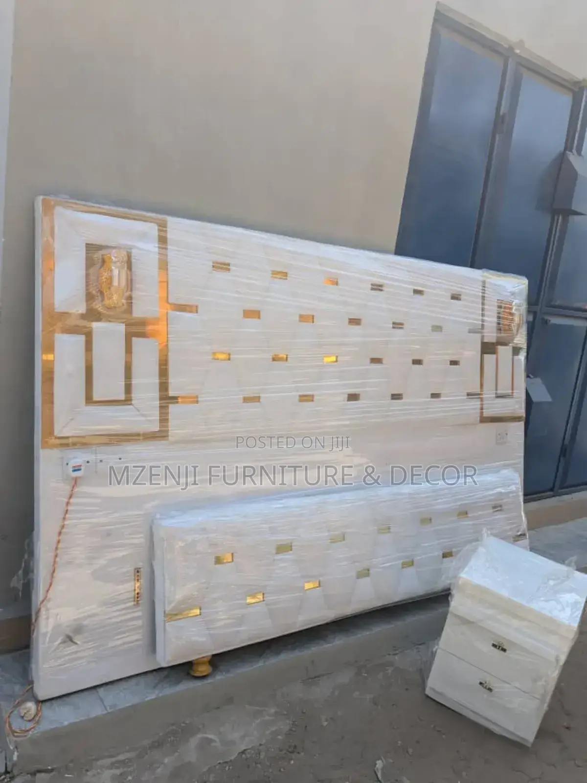 Sofa Bed Za Taa Na Gold Bonds