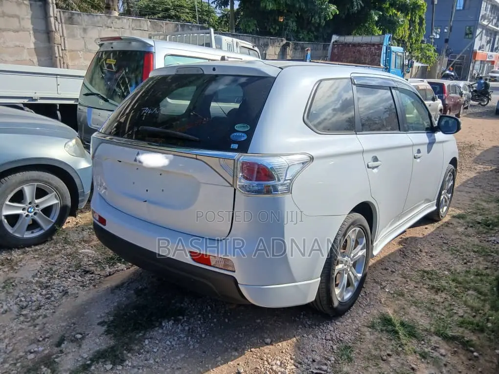 Mitsubishi Outlander 2013 White