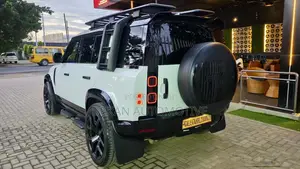 Land Rover Defender X-Dynamic SE 2023 White