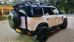 Land Rover Defender X-Dynamic SE 2023 White