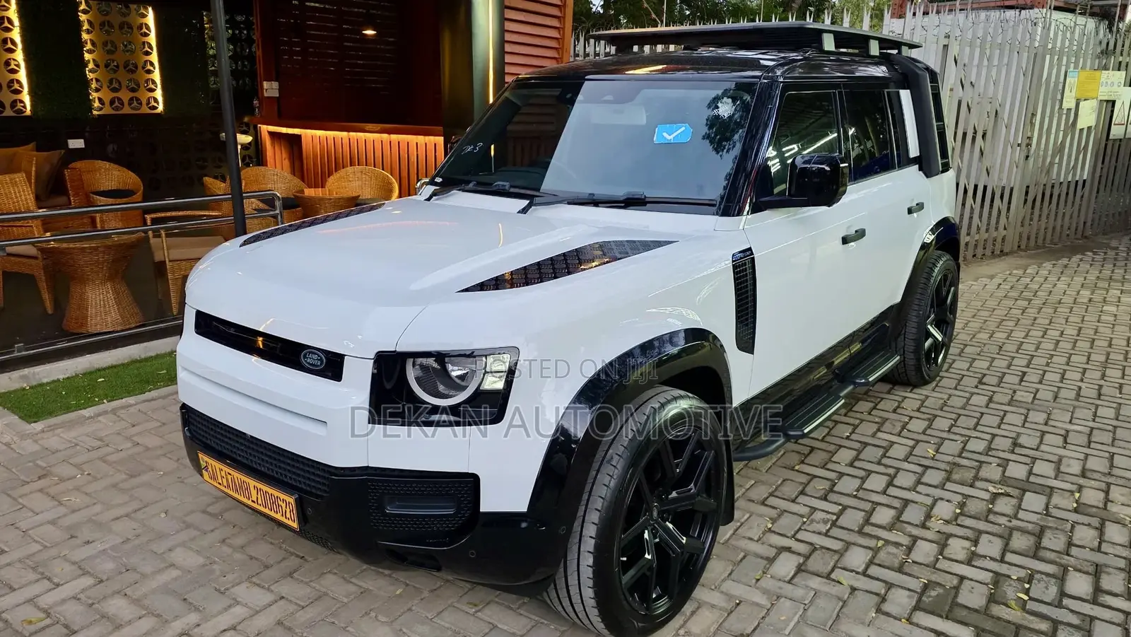 Land Rover Defender X-Dynamic SE 2023 White