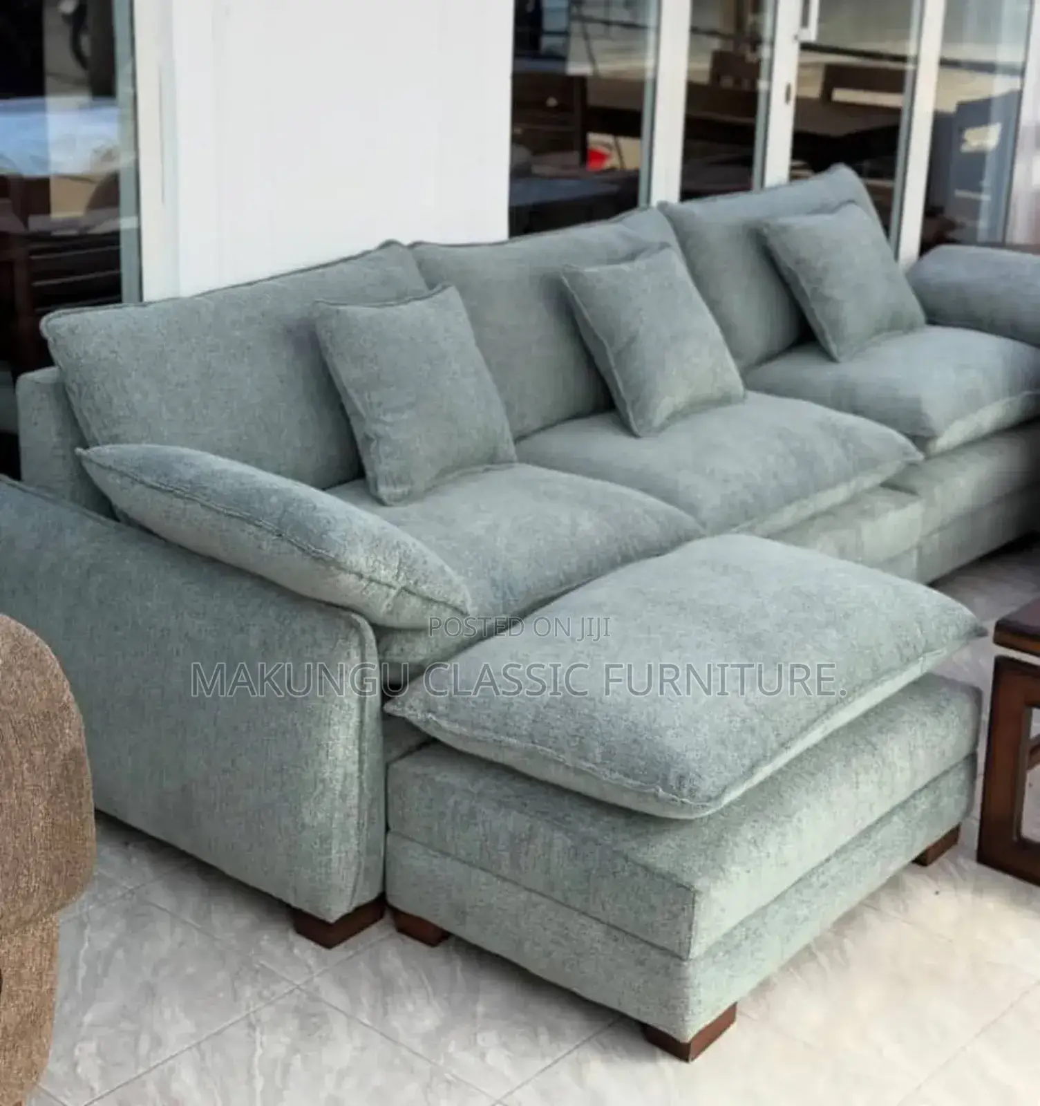 Sofa Seats 4 Na Mito Yake