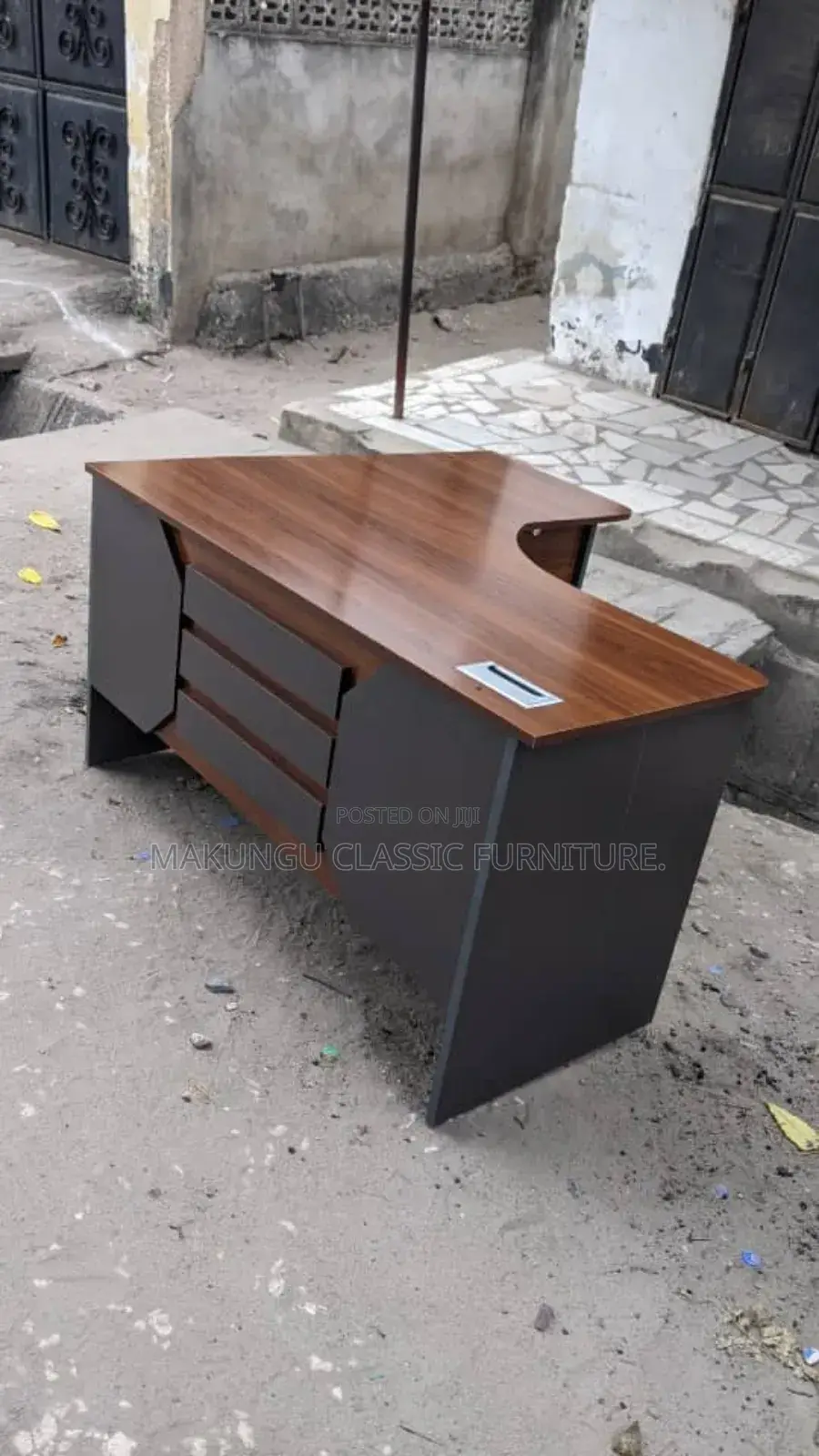 Reception Table Yenye Triangle Feature