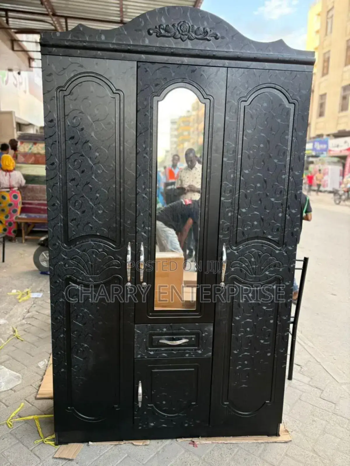 Wanaopenda 3 Doors Wardrobe Ya Kuvutia Hii Apa Kabati Zuri La Nguo