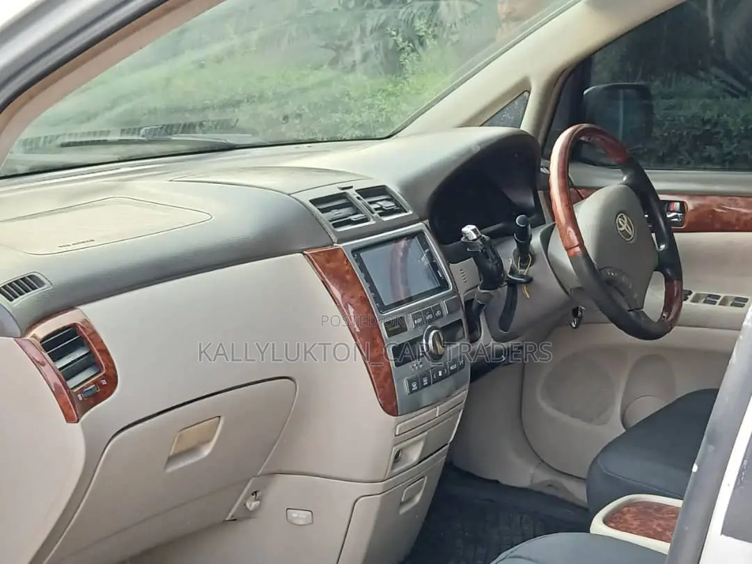 Toyota Ipsum 2004 Silver