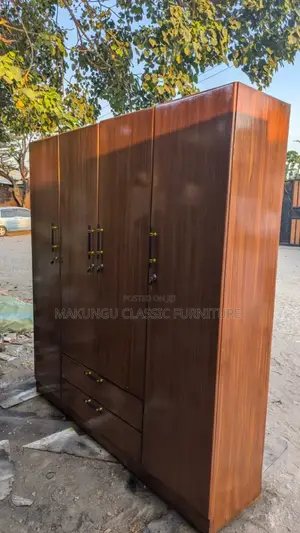 4 Doors Wardrobe Yenye Rangi Ya Kuchorea