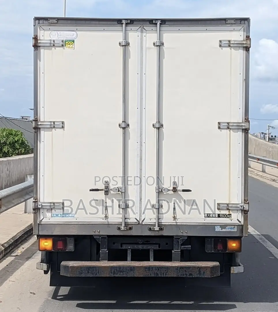 Mitsubishi Canter Custom Refrigerator Tani 3 Tonnes Mpya.
