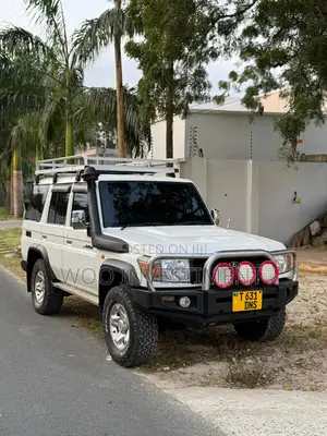 Toyota Land Cruiser 2010 White