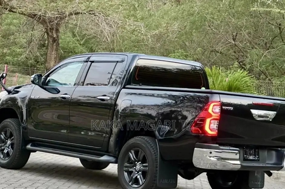 Toyota Hilux 2021 Black