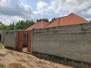 Nyumba Mbili Kwenye Fensi Moja Zinauzwa