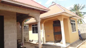 Nyumba Mbili Kwenye Fensi Moja Zinauzwa