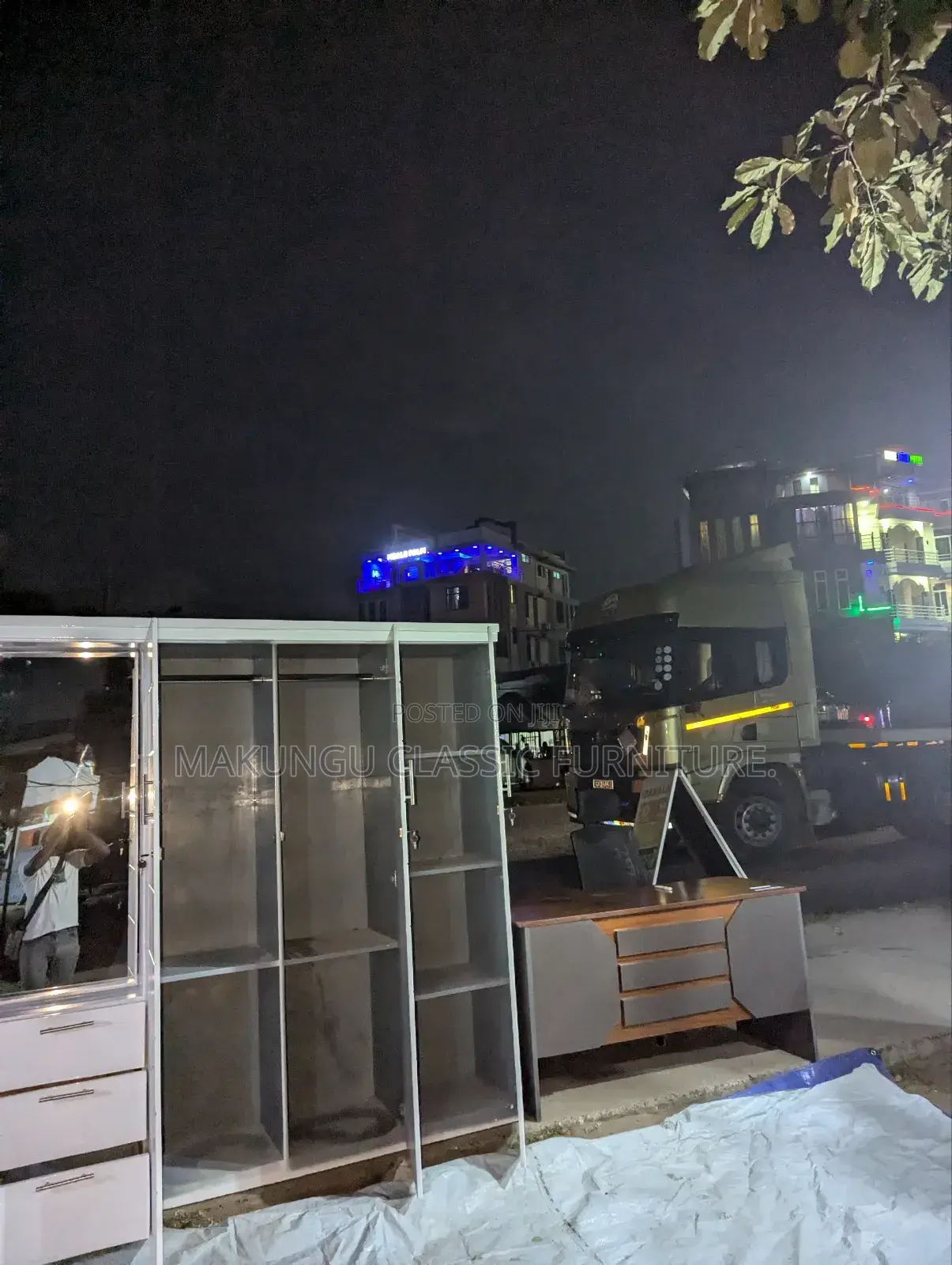 Kabati Milango Minne Na Sehemu Ya Kioo