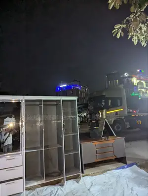 Kabati Milango Minne Na Sehemu Ya Kioo