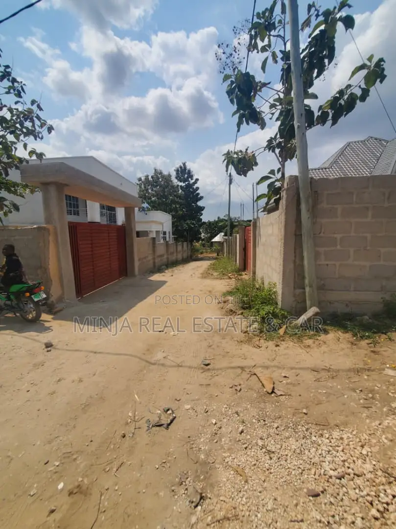 Kiwanja Kinauzwa Madale Mkoroshini