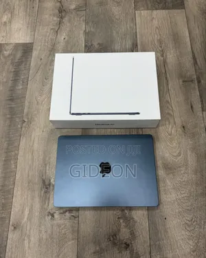New Laptop Apple MacBook Air 2025 M4 13-Inch 16GB Apple M4 SSD 256GB