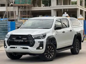 Toyota Hilux 2023 White