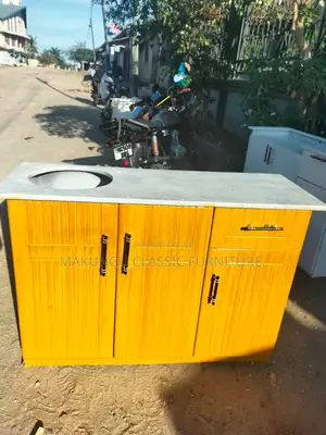 Kitchen Cabinet Milango Mitatu