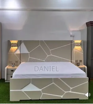 Kitanda Cha Mbao 5*6 Na Bedside Rangi Ya Maziwa