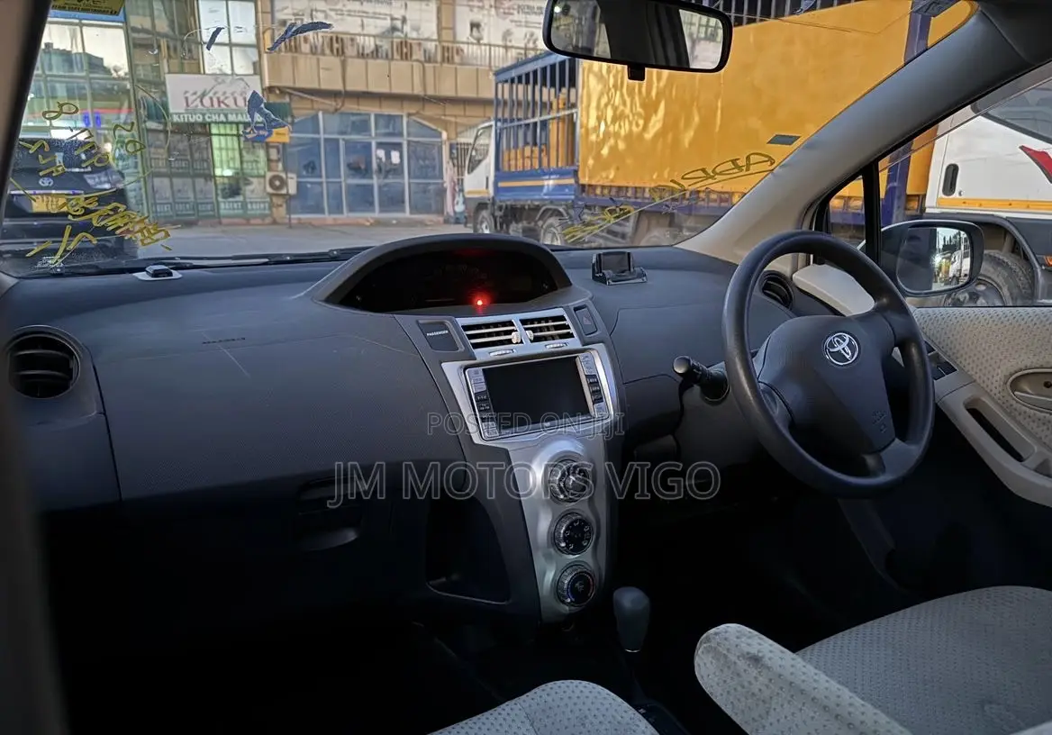 Toyota Vitz 2009 White