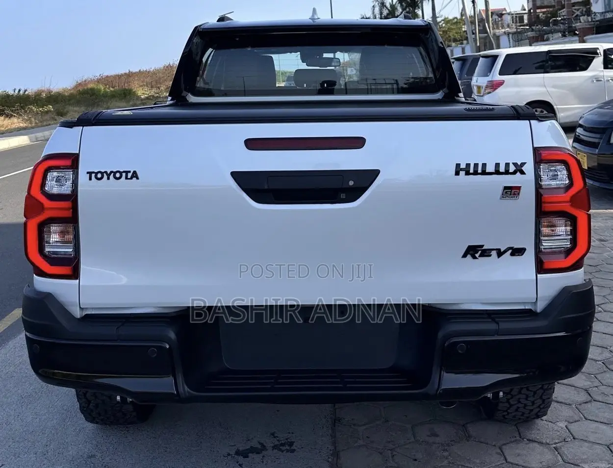 Toyota Hilux 2024 White