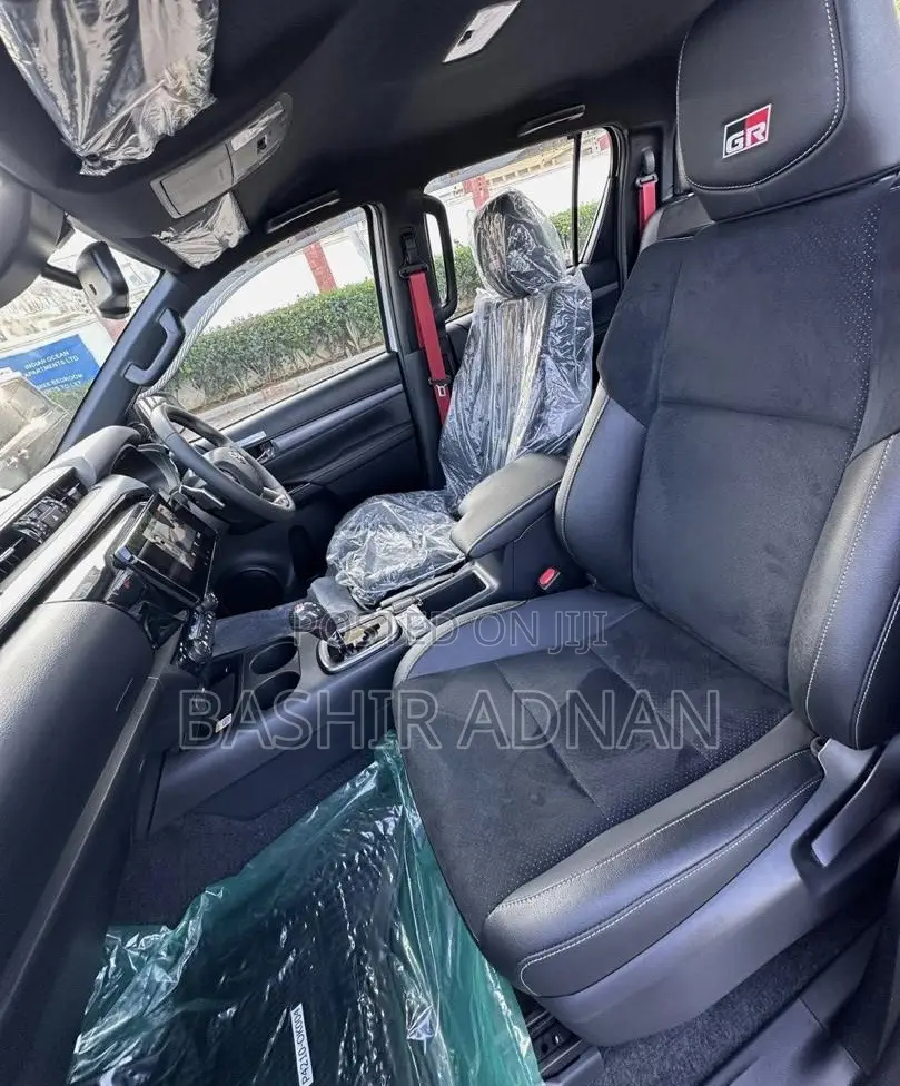 Toyota Hilux 2024 White