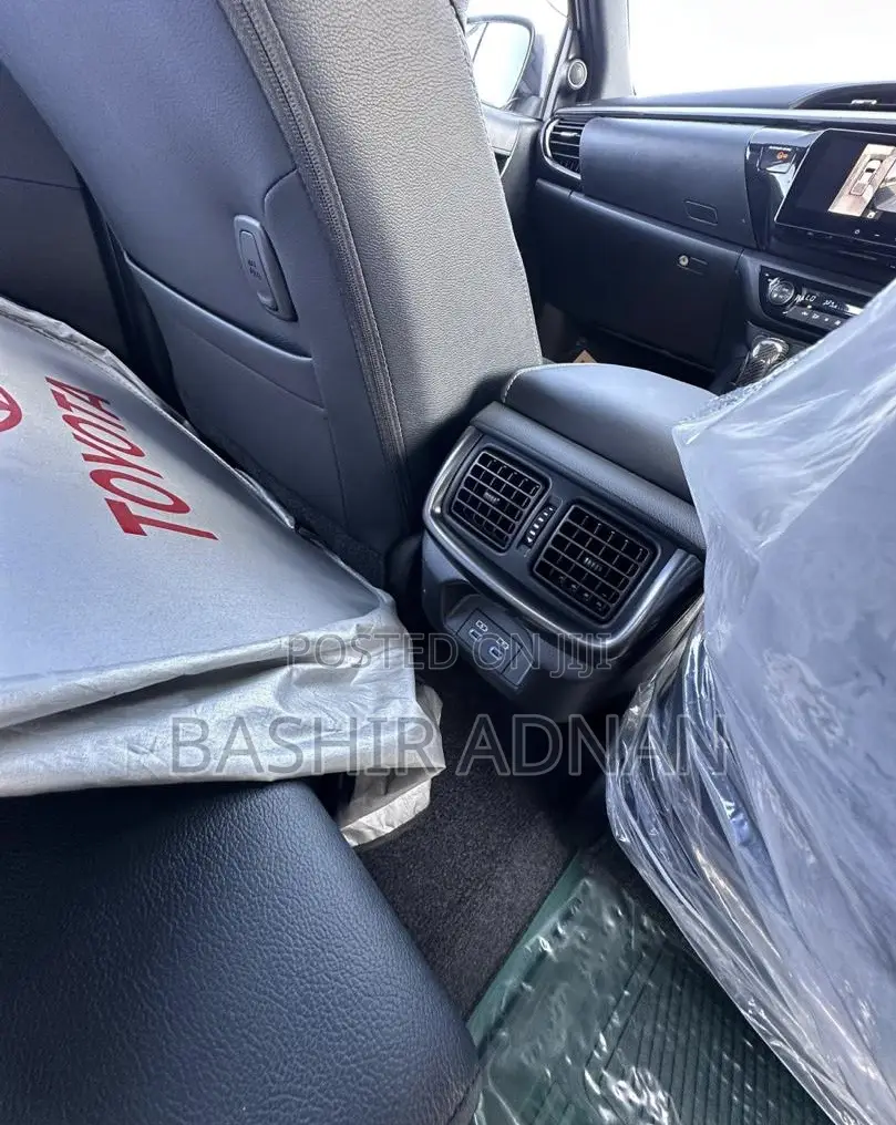 Toyota Hilux 2024 White