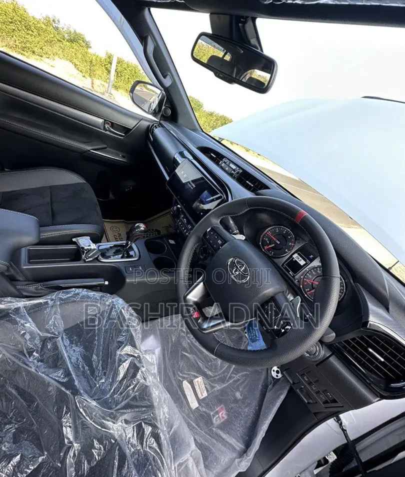 Toyota Hilux 2024 White