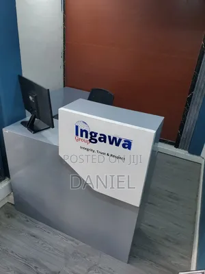 Reception Table Ya Rangi Ya Grey Na Nyeupe