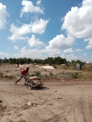 Eneo Lenye Ukubwa Wa SQMT 1600 Linauzwa Lipo Kihalaka Mbweni Kiembeni