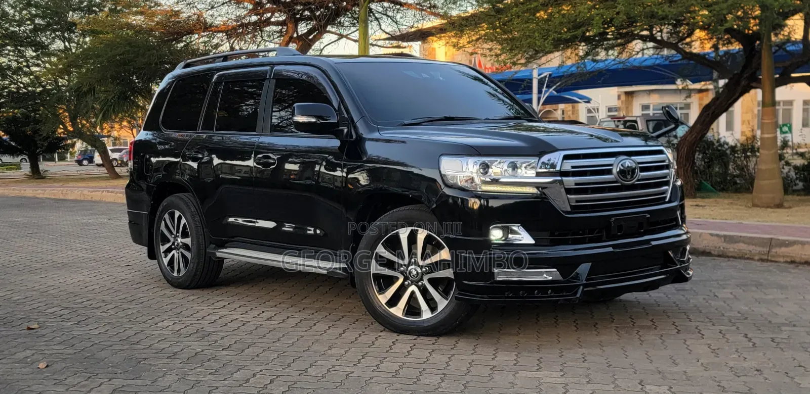Toyota Land Cruiser 4.6 V8 AX 2016 Black