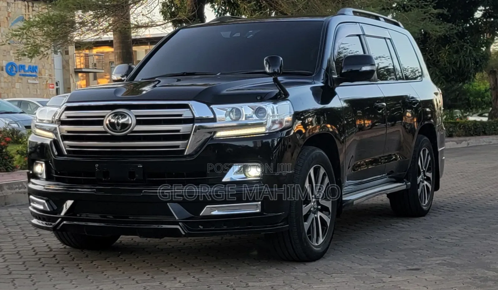 Toyota Land Cruiser 4.6 V8 AX 2016 Black