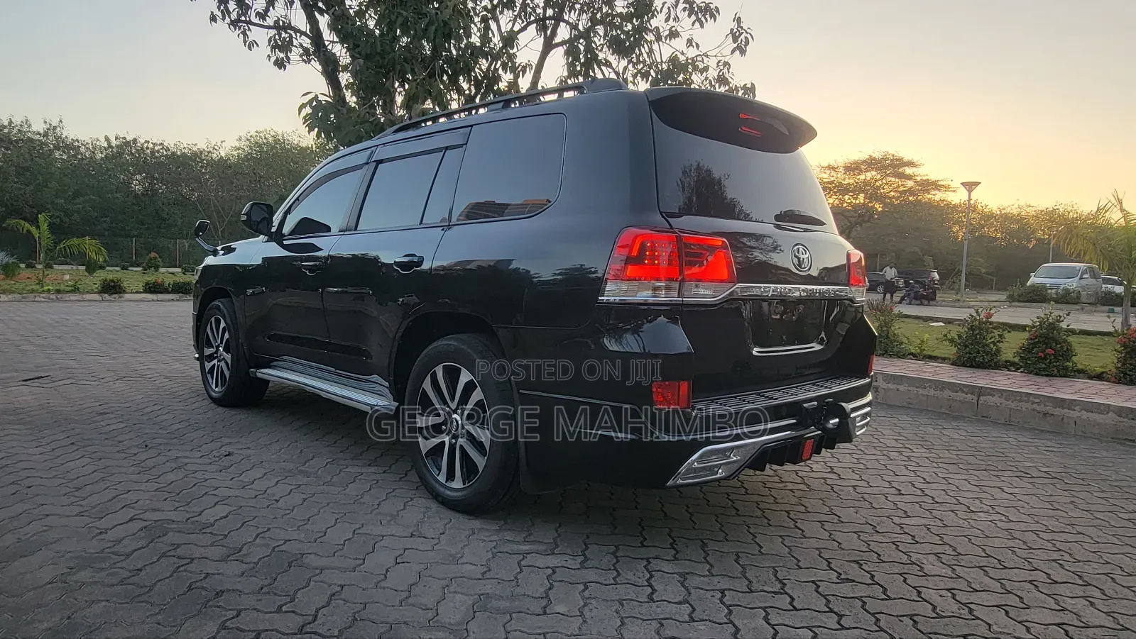 Toyota Land Cruiser 4.6 V8 AX 2016 Black