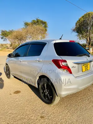 Toyota Vitz 2013 Silver