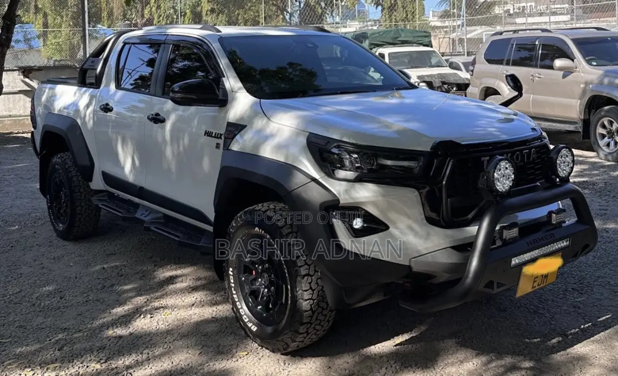 Toyota Hilux 2024 White