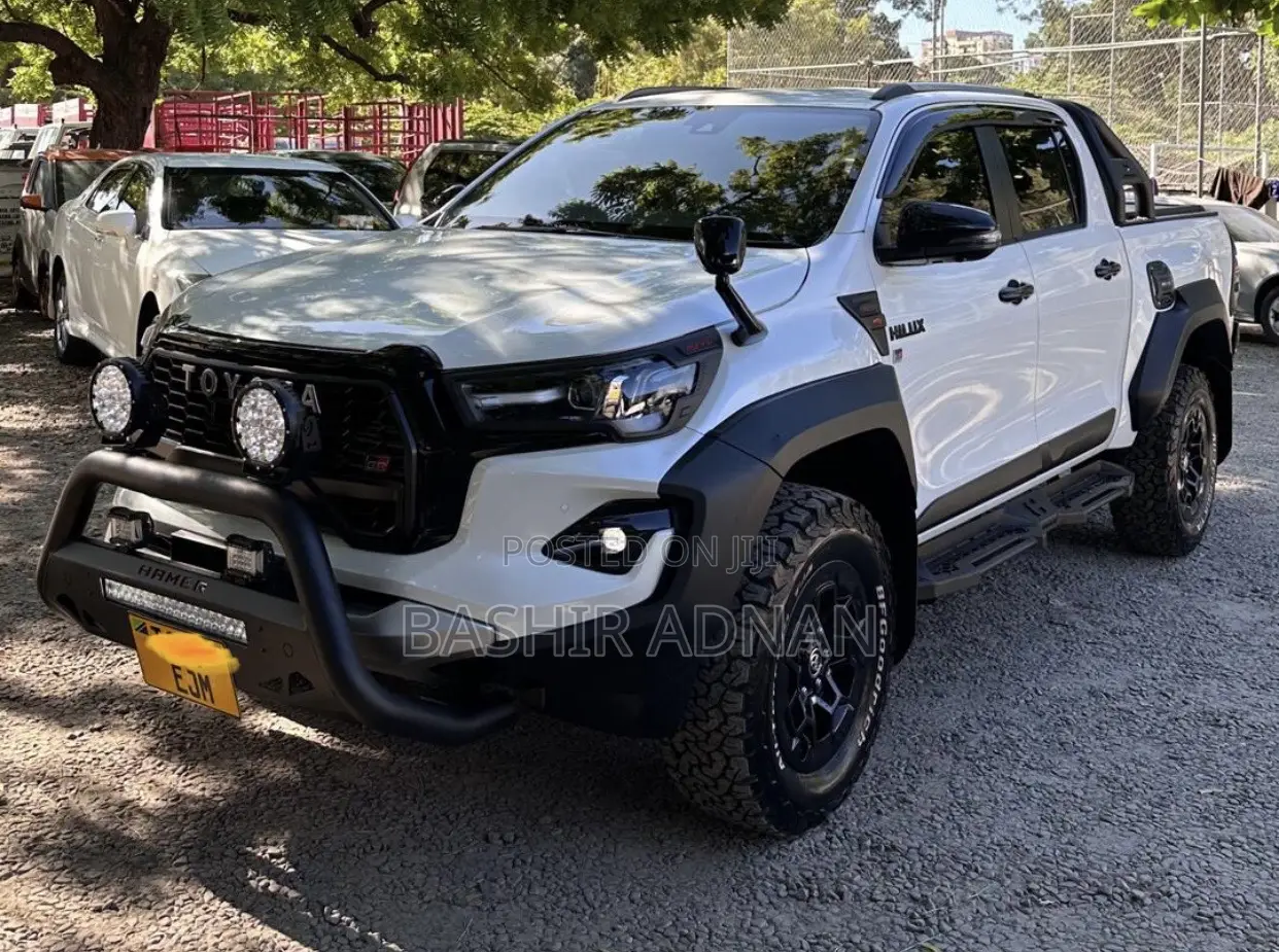Toyota Hilux 2024 White