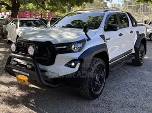 Toyota Hilux 2024 White