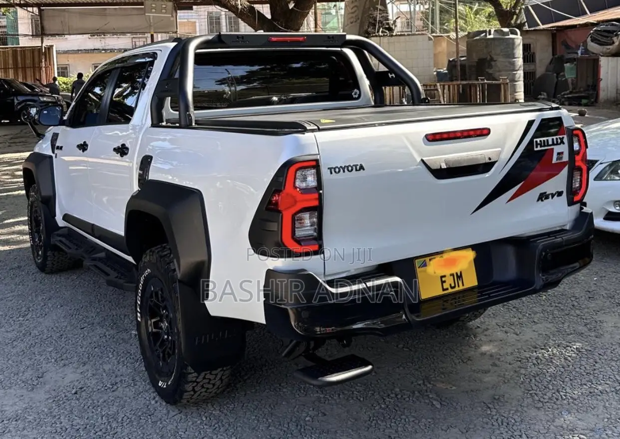 Toyota Hilux 2024 White